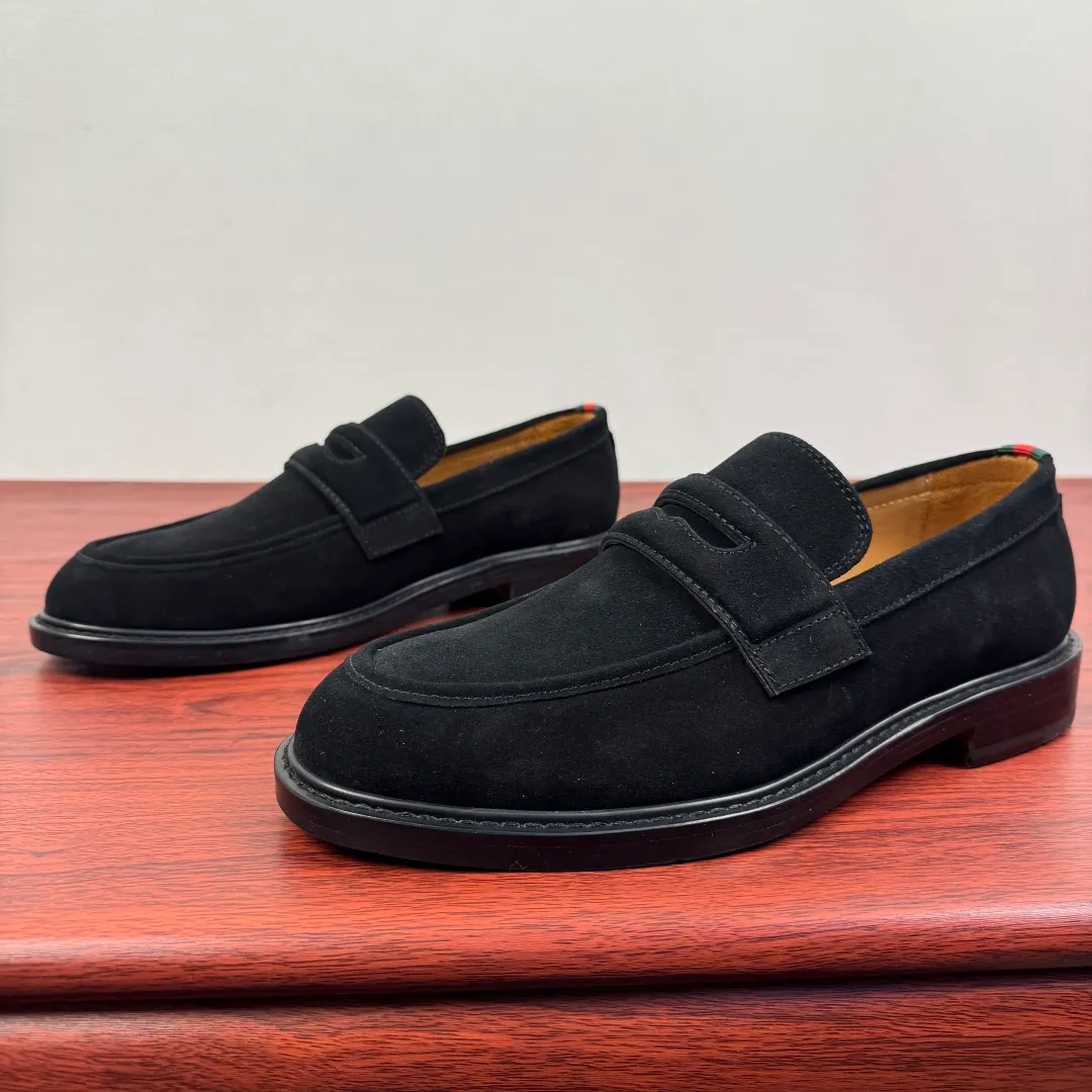 Batch 980 Gucci/Gucci new men's solid color leather loafers! These elegant loafers are crafted from soft suede calfskin and are available in two styles. The upper is decorated with genuine leather buckles, adding low-key and unique logo pattern elements. Simple style design. Classic European and American last style. Standard style. Red and green webbing decoration on the heel embellishes brand style details. Select high-quality leather, look at the details for textured workmanship, dyed calfskin lining, uniform and delicate pores, soft and comfortable. Thickened leather outsole, composite rubber bottom sheet at the heel, excellent foot comfort, wear-resistant and non-slip, the first choice for light luxury, versatile for footwear, and comes with a full set of packaging! Size: 39-40-41-42-43-44 leather shoe size (38.45.46 can be customized) Item number: 812168 Suede black